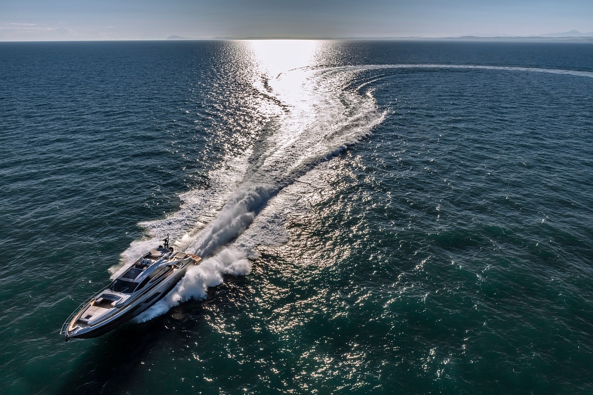 Аренда моторной яхты Pershing 8X Beyond на Балеарских островах